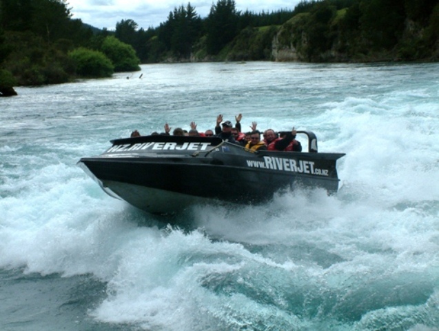 jet boating on waikato river with riverjet